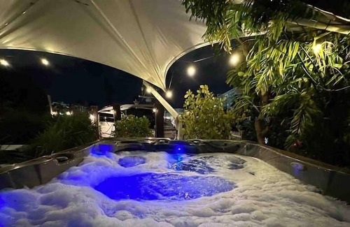 Allapattah House | Waterfront Villa on the Miami River - 4/2 - Water View - Pool Hot Tub Grill