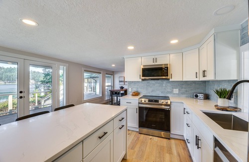 Olympia House | Perfect Waterfront Getaway in Washington with Hot Tub
