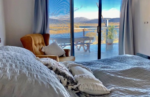 East Jindabyne Cabin | Beautiful Waterfront Retreat with Lake and Mountain Views