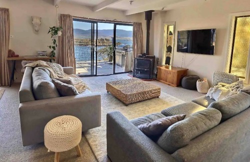 East Jindabyne Cabin | Beautiful Waterfront Retreat with Lake and Mountain Views