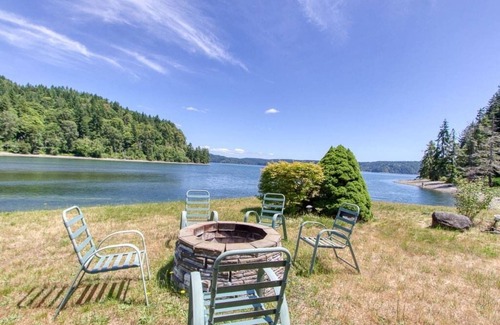 Lilliwaup House | Waterfront Retreat with Hot Tub, Fire-Pit & Kayaking Fun