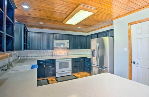 Yantis House | Inviting Yantis Retreat with Deck, Zipline & Spa Amenities