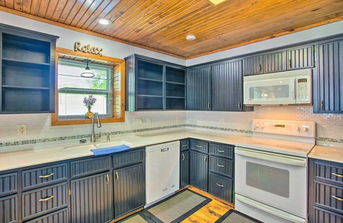 Yantis House | Inviting Yantis Retreat with Deck, Zipline & Spa Amenities