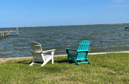 Dickinson Apartment | Pet-Friendly Waterfront 1-Bedroom Apartment Retreat