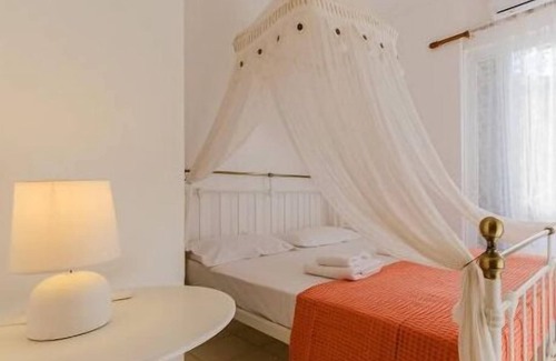 Nikita House | Family-Friendly Waterlily Maisonette Steps from the Beach