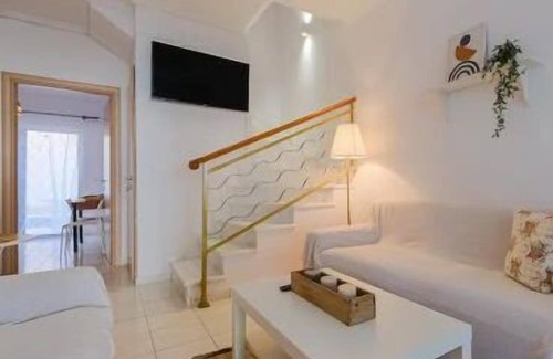 Nikita House | Family-Friendly Waterlily Maisonette Steps from the Beach