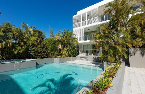 Forster Apartment | Experience Waterline 303: Top-Rated Family Retreat