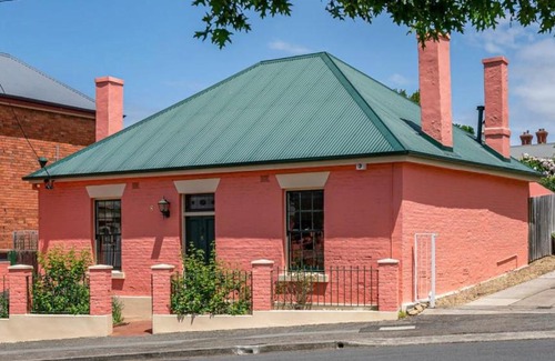 Battery Point House | Waterloo Cottage: Family-Friendly Retreat with 9.4 Rating
