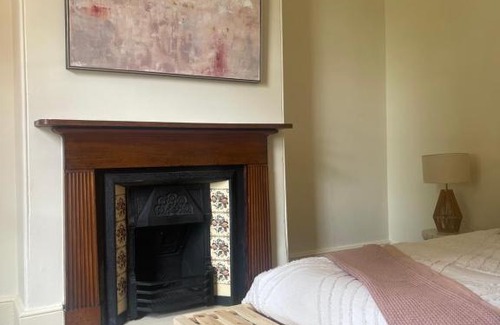 Battery Point House | Waterloo Cottage: Family-Friendly Retreat with 9.4 Rating