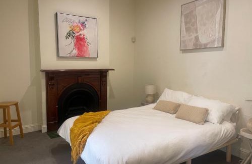 Battery Point House | Waterloo Cottage: Family-Friendly Retreat with 9.4 Rating