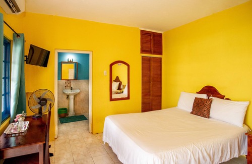Black River Hotel | Affordable Waterloo Guest House with Pool and Family Amenities