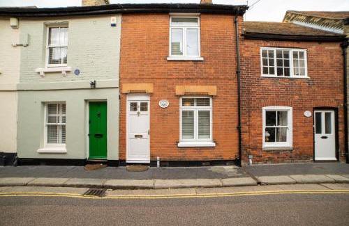 Sandwich House | Family-Friendly Retreat at Waterman's Cottage with Pets Welcome