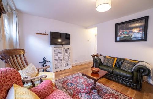 Sandwich House | Family-Friendly Retreat at Waterman's Cottage with Pets Welcome