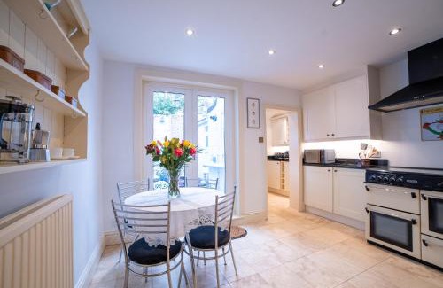 Sandwich House | Family-Friendly Retreat at Waterman's Cottage with Pets Welcome