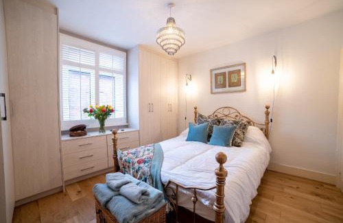 Sandwich House | Family-Friendly Retreat at Waterman's Cottage with Pets Welcome