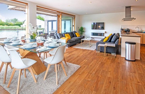 South Cerney House | Waters Edge 04 at Waterside Lodge: Pet-Friendly Retreat