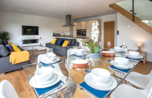 South Cerney House | Waters Edge 04 at Waterside Lodge: Pet-Friendly Retreat