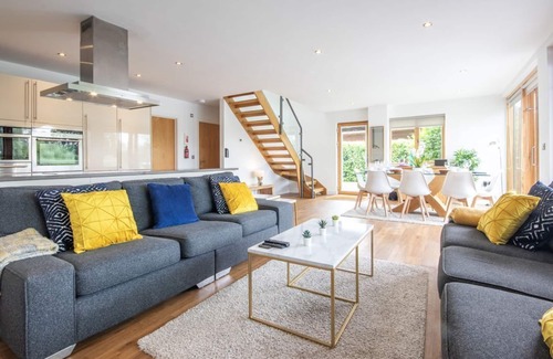 South Cerney House | Waters Edge 04 at Waterside Lodge: Pet-Friendly Retreat