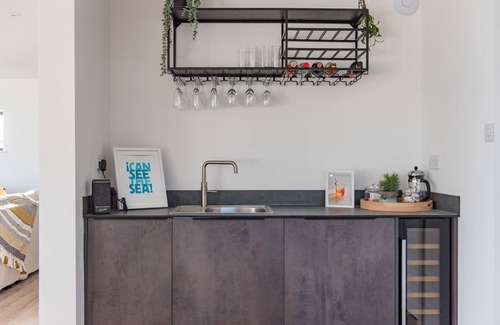 New Romney House | Waters Edge: Oceanfront Holiday Let for 15 Guests