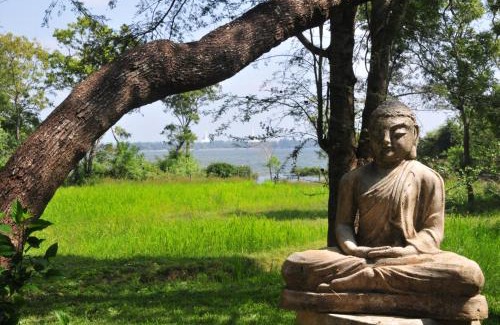 Anuradhapura Villa | Cozy Waters Edge Retreat in Anuradhapura with Dining