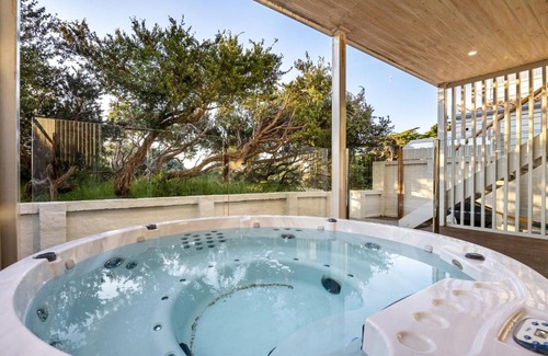 Frankston House | Discover Waters Edge: Oceanfront Haven for Families