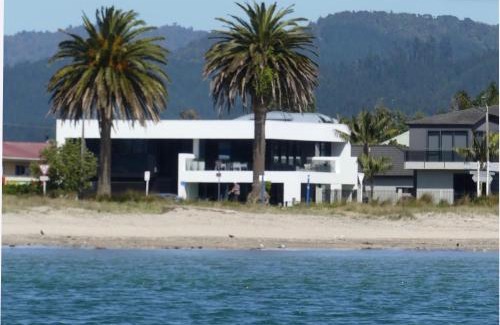 Whitianga Bed & Breakfast | Waters Edge B&B: Oceanfront Retreat with Perfect Score