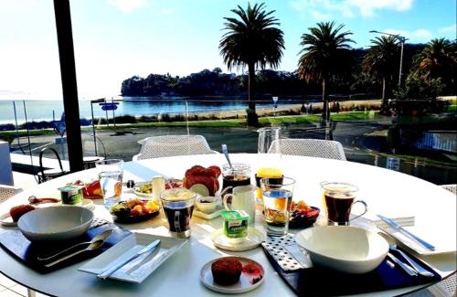 Whitianga Bed & Breakfast | Waters Edge B&B: Oceanfront Retreat with Perfect Score