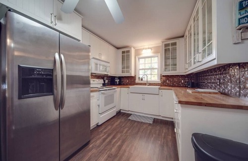 Bowling Green Cottage | Charming Cottage Retreat on Lake Wylie with Spa & Breakfast