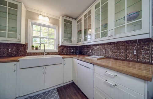 Bowling Green Cottage | Charming Cottage Retreat on Lake Wylie with Spa & Breakfast