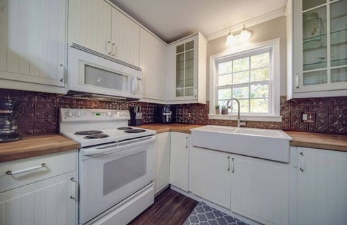 Bowling Green Cottage | Charming Cottage Retreat on Lake Wylie with Spa & Breakfast