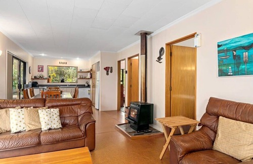 Collingwood House | Experience Oceanfront Comfort at Waters Edge Golden Bay