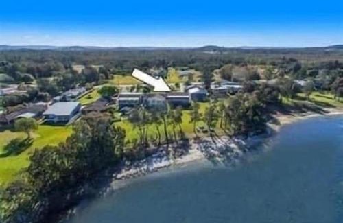 Tuggerawong Apartment | Waters Edge Luxury Lakeside Studio