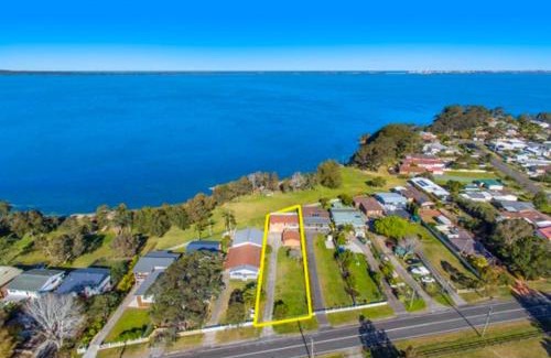 Tuggerawong Apartment | Waters Edge Luxury Lakeside Studio