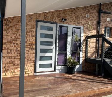 Tuggerawong Apartment | Waters Edge Luxury Lakeside Studio