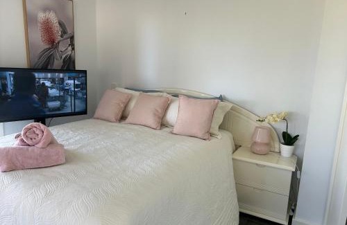 Tuggerawong Apartment | Waters Edge Luxury Lakeside Studio