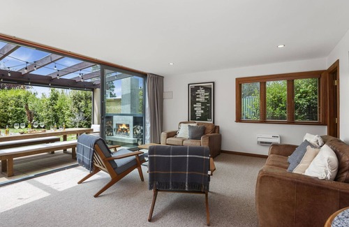 Motuoapa House | Welcoming Waters Edge Retreat - Family-Friendly Getaway