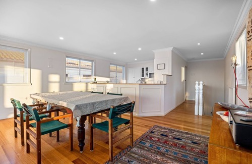 Frankston House | Waters Edge: Oceanfront Getaway with Spa & Hot Tub