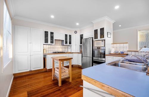 Frankston House | Waters Edge: Oceanfront Getaway with Spa & Hot Tub