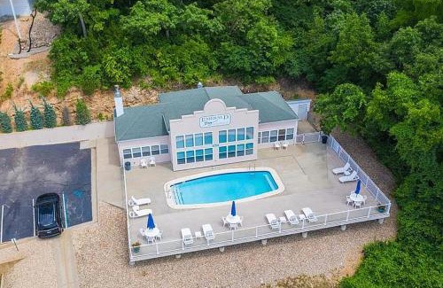 Lake Ozark Apartment | Waters Edge: Family-Friendly Stay with Pool Access
