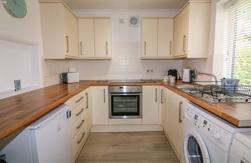 Kingsbridge Cottage | Discover Waters Reach: Family-Friendly with Kitchen Amenities