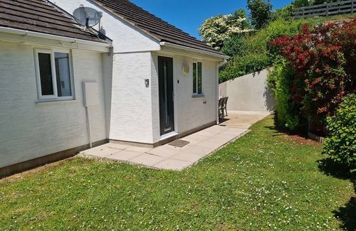 Kingsbridge Cottage | Discover Waters Reach: Family-Friendly with Kitchen Amenities