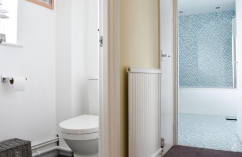 Gayle House | Watersedge: Pet-Friendly Retreat with Top Guest Ratings