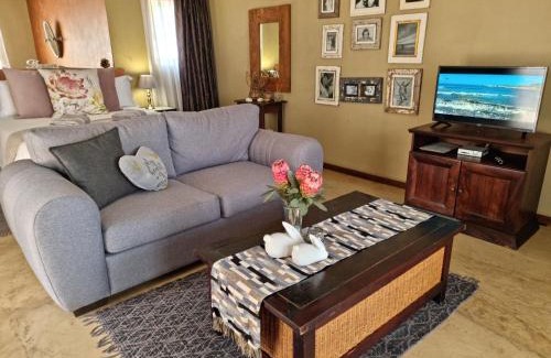 Kosmos House | Relax at Watershed Guest House with Inviting Hot Tub