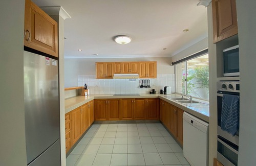 Dudley Park House | Experience Waterside Canal Dreams: Rated 9.8, Pet Friendly!