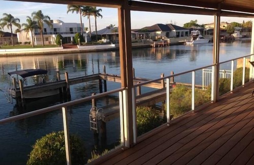 Dudley Park House | Experience Waterside Canal Dreams: Rated 9.8, Pet Friendly!
