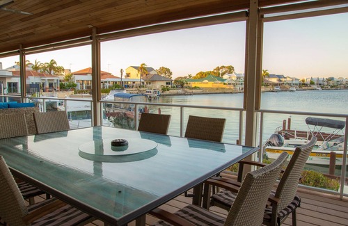 Dudley Park House | Experience Waterside Canal Dreams: Rated 9.8, Pet Friendly!