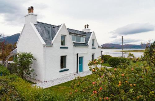 Breakish House | Guest Rated 9/10 at Waterside Cottage - Pet-Friendly Haven