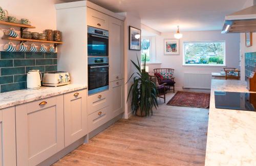Breakish House | Guest Rated 9/10 at Waterside Cottage - Pet-Friendly Haven