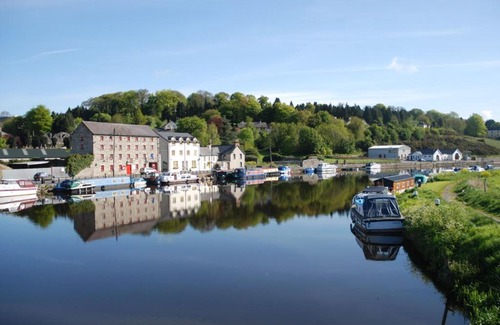 Tinnahinch House | Waterside Guesthouse: Family-Friendly Retreat with Great Reviews