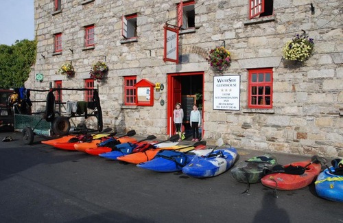 Tinnahinch House | Waterside Guesthouse: Family-Friendly Retreat with Great Reviews